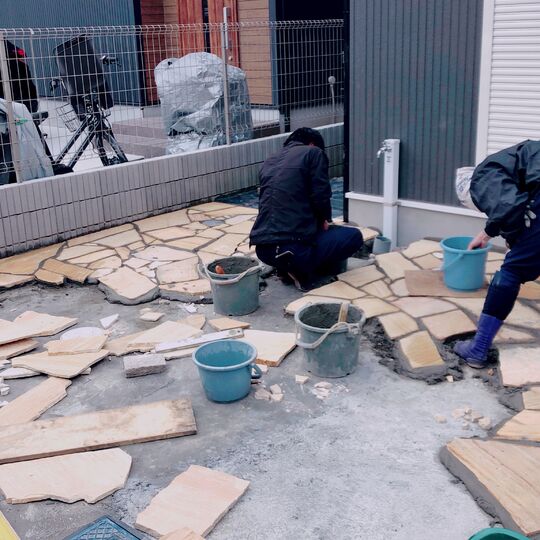 ③石（タイル）